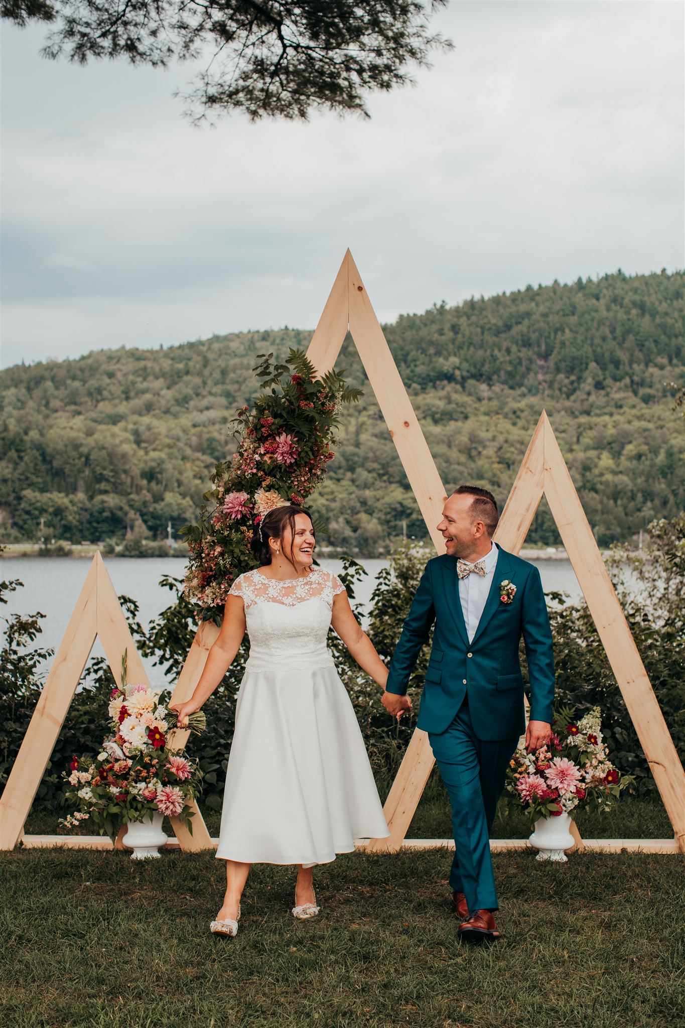 couple-mariage-arche-fleurs