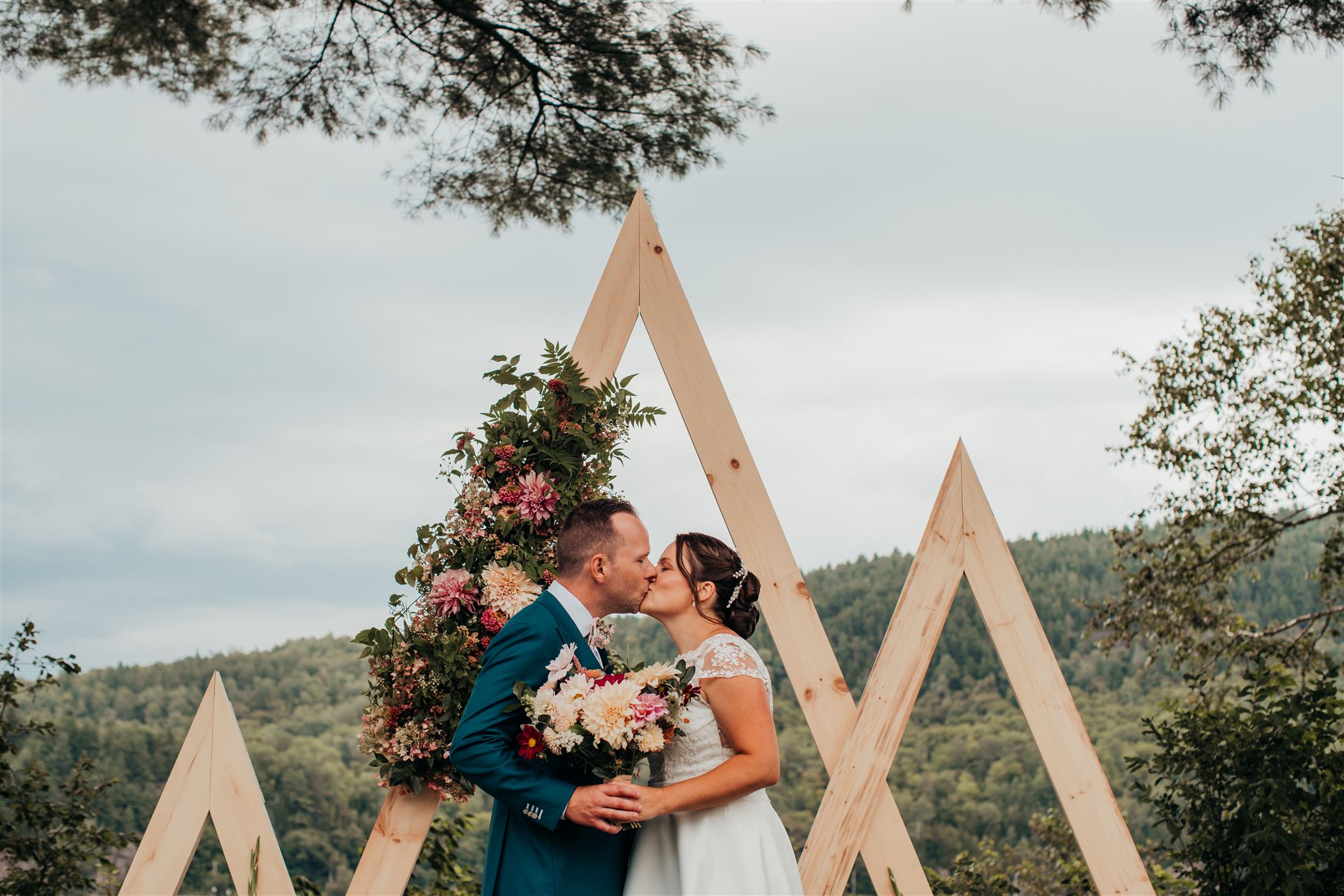 mariage-arche-fleurs-nature